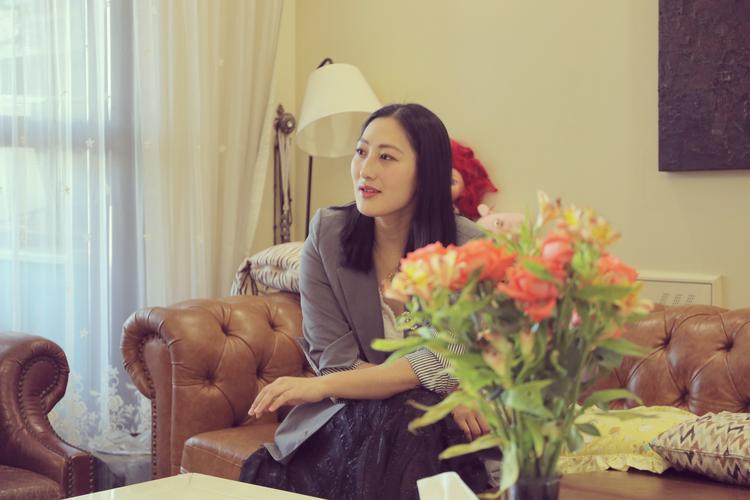 欧美熟妇三十四十五十魅力穿搭：中年女性优雅气质与时尚单品推荐指南