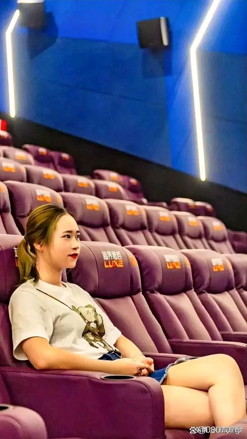 影院美女惊艳出镜！**影院美女穿搭**与**电影约会妆容**全攻略，带你解锁**影院拍照姿势**